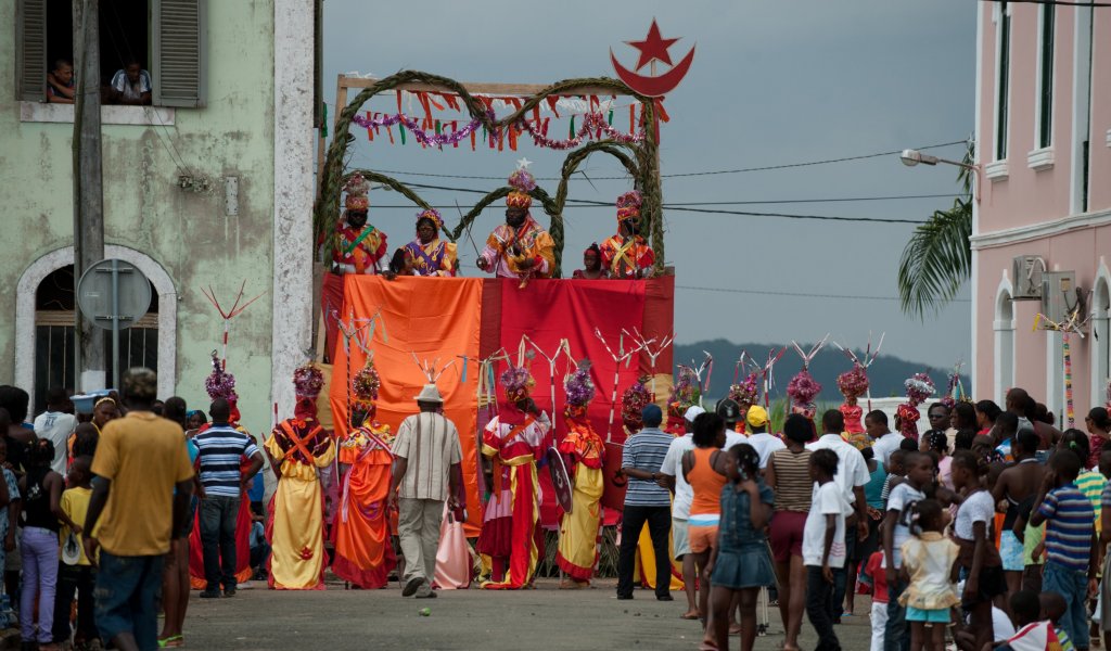 Multidão reúne-se junto ao palco decorado durante a celebração do Auto de Floripes em Santo António