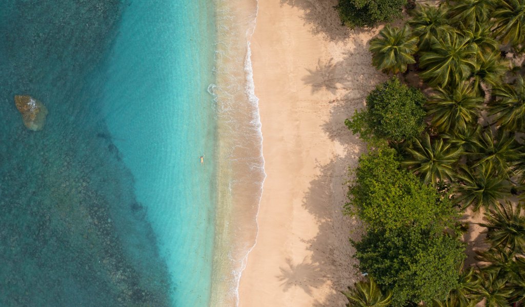 Vista aérea de uma praia isolada na Ilha de São Tomé e Príncipe