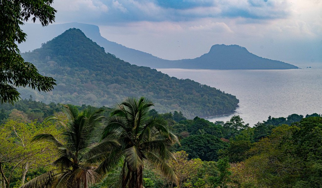 Vista panorâmica da ilha do Príncipe, com montanhas, floresta tropical e costa sobre o Golfo da Guiné