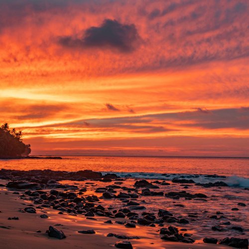 Céu da tarde alaranjado ao pôr do sol com vista para a praia e o mar at Sundy Praia