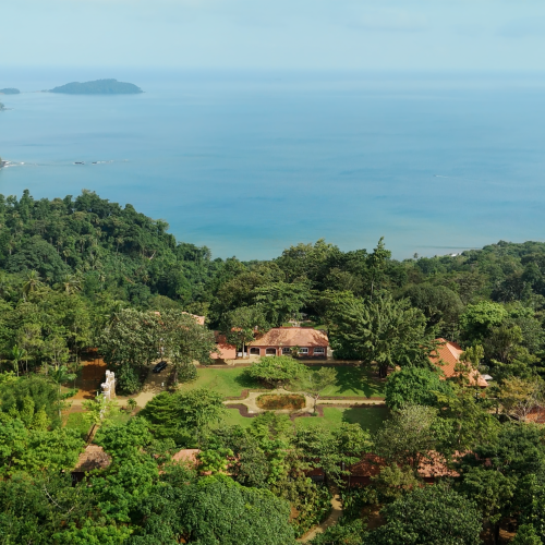 Vista aérea da Roça Belo Monte, na floresta tropical sobre o oceano na Ilha do Príncipe