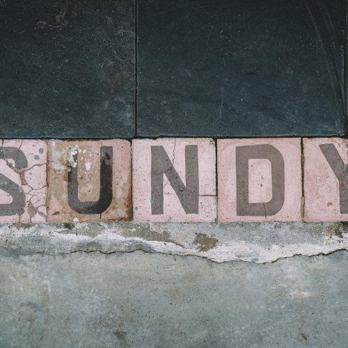 Wooden letters spelling "Sundy" at Roça Sundy