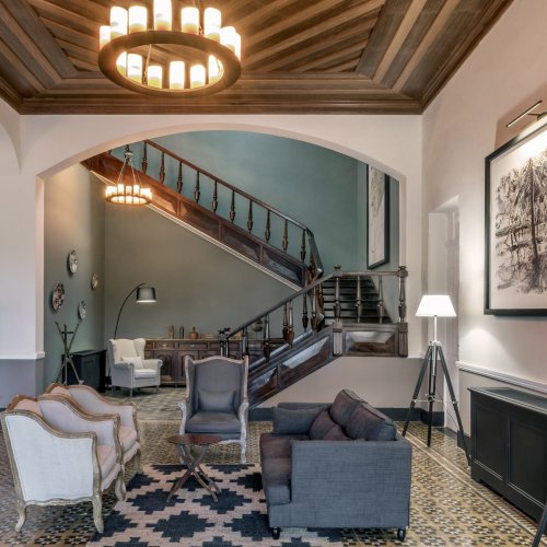 Spacious reception and lobby at Eclipse House in Roça Sundy with elegant furniture and wooden ceiling