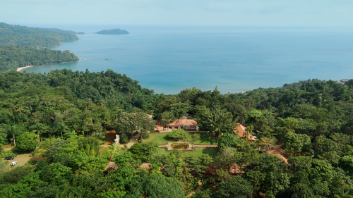 Vista aérea da Roça Belo Monte, na floresta tropical sobre o oceano na Ilha do Príncipe