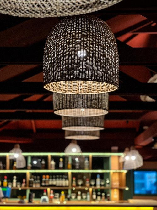 Iluminação pendente acima do bar no Bom Bom Beach Resort.