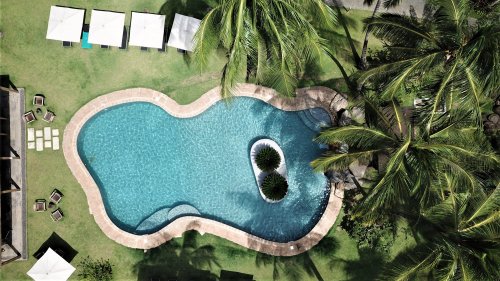Vista aérea da piscina no Omali Resort.