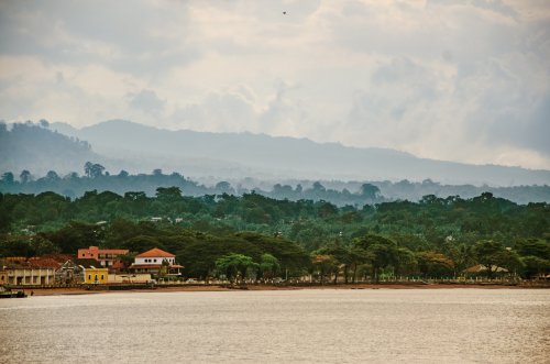 Vista da linha costeira em São Tomé com colinas verdes exuberantes