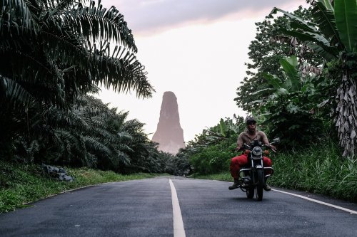 Pico Cão Grande em São Tomé rodeado por vegetação exuberante e névoa