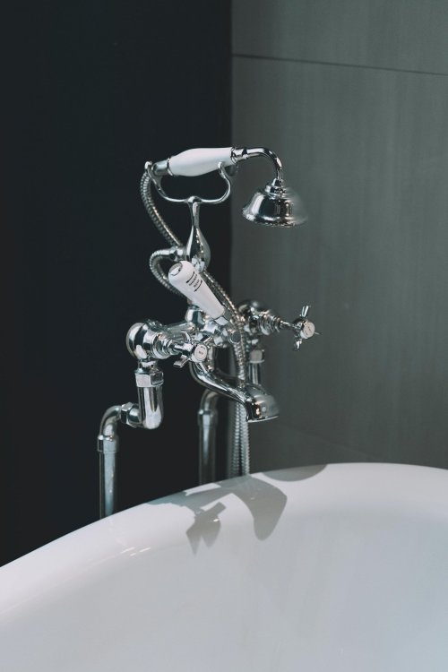 Decorative element on the bathtub in a bathroom at Roça Sundy