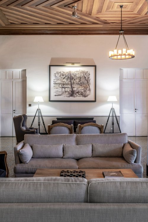 Spacious reception and lobby at Eclipse House in Roça Sundy with elegant furniture and wooden ceiling