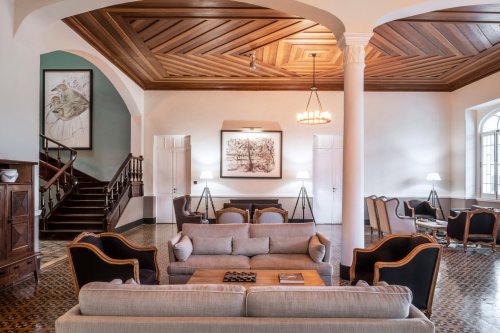 Receção e lobby espaçosos na Eclipse House na Roça Sundy com mobiliário elegante e teto de madeira