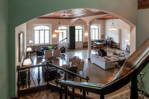 Receção e lobby espaçosos na Eclipse House na Roça Sundy com mobiliário elegante e teto de madeira