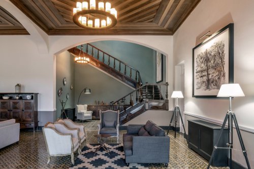Receção e lobby espaçosos na Eclipse House na Roça Sundy com mobiliário elegante e teto de madeira