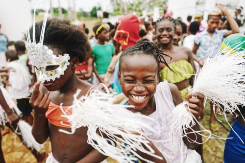 Crianças a celebrar o Carnaval no Príncipe.