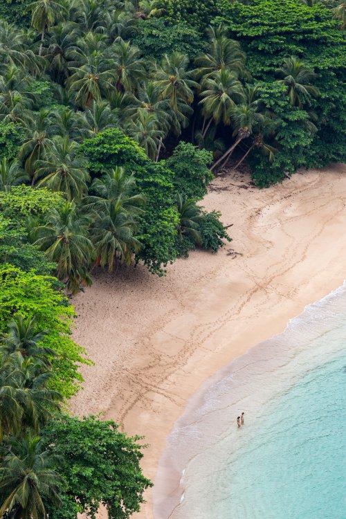 Praia isolada com água turquesa na ilha de São Tomé e Príncipe