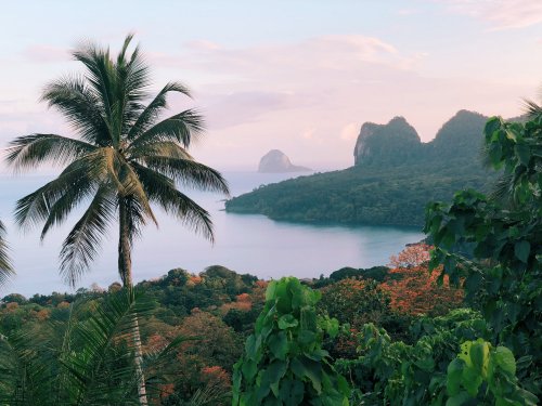 Vista panorâmica da Ilha do Príncipe com floresta densa e uma praia ao fundo