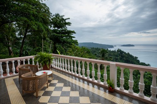 Terraço com balaustrada do Belo Monte sobre a floresta tropical e o oceano na Ilha do Príncipe