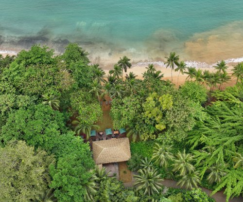 Vista aérea do Bom Bom Beach Club na orla da Ilha do Príncipe