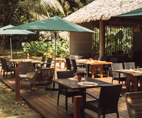 Esplanada exterior com guarda-sóis no Bom Bom Beach Club