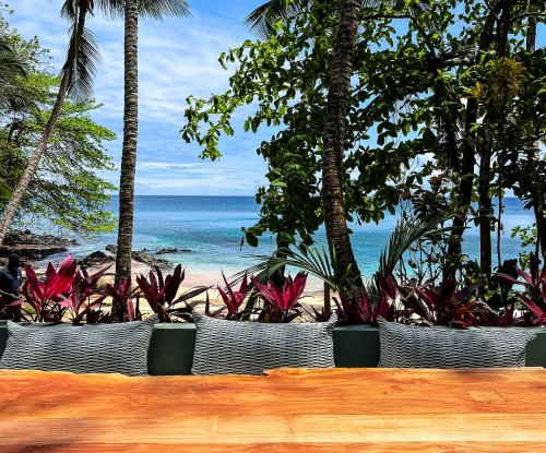 Área de refeições ao ar livre com vista para o mar no Bom Bom Beach Resort.