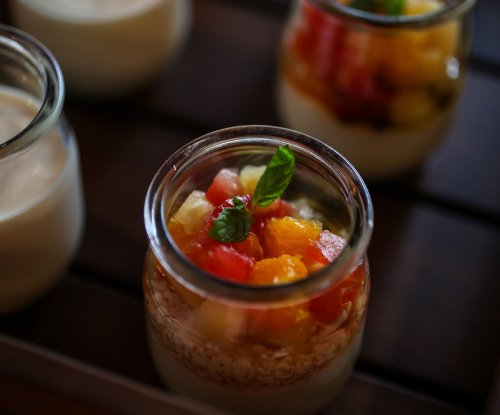 Parfaits de frutas em pequenos potes de vidro servidos no restaurante do Bom Bom Beach Resort.
