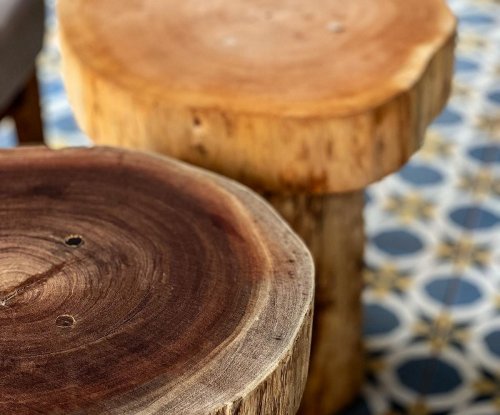 Mesa de madeira com acabamento natural em área de estar no Bom Bom Beach Resort.