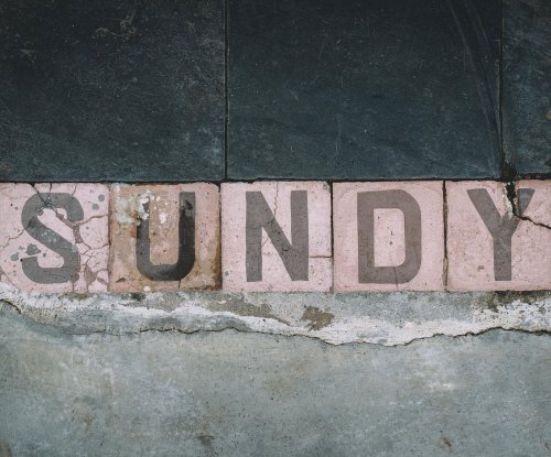 Letras de madeira formando "Sundy" na Roça Sundy
