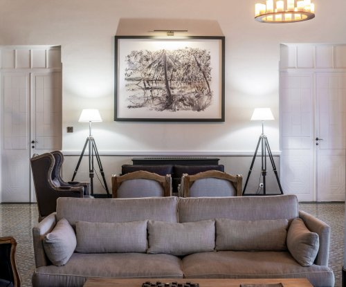 Spacious reception and lobby at Eclipse House in Roça Sundy with elegant furniture and wooden ceiling