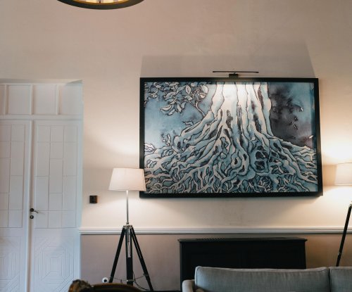 Lobby elegante na Eclipse House na Roça Sundy com candelabro, obra de arte e assentos confortáveis