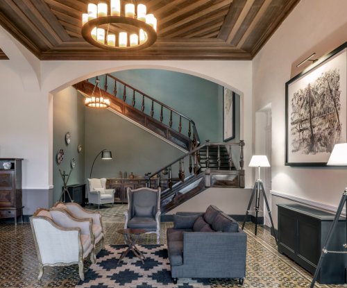 Receção e lobby espaçosos na Eclipse House na Roça Sundy com mobiliário elegante e teto de madeira