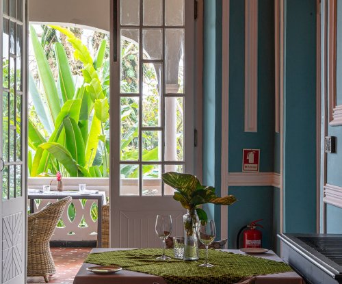Cômodo encantador na Roça Sundy com vista para o jardim exuberante