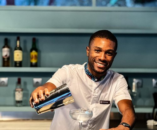 Bartender pouring a drink at Príncipe Collection.