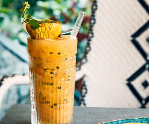 Um delicioso cocktail colocado numa mesa num dos hotéis da Príncipe Collection