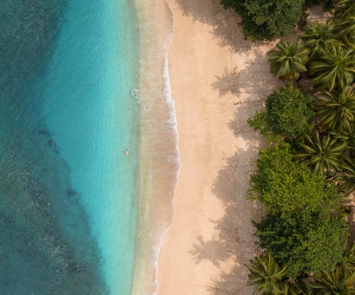Vista aérea de uma praia isolada na Ilha de São Tomé e Príncipe