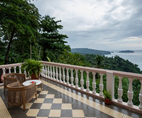 Terraço com balaustrada do Belo Monte sobre a floresta tropical e o oceano na Ilha do Príncipe