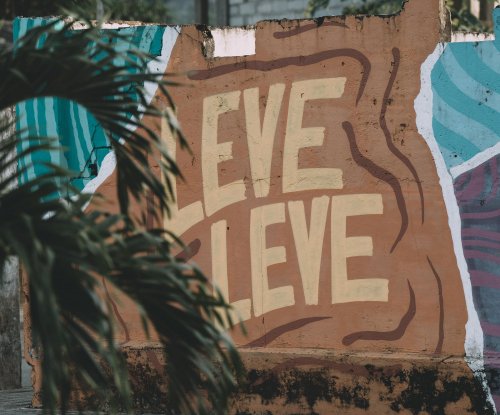 Mural de rua com a expressão leve-leve em Santo António, Ilha do Príncipe