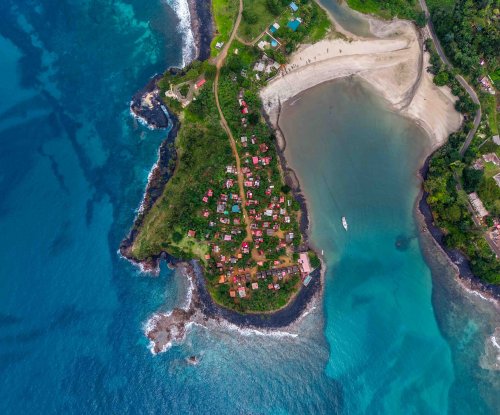 Vista aérea vertical da aldeia de Água Izé numa península rodeada por águas turquesa, Ilha de São Tomé