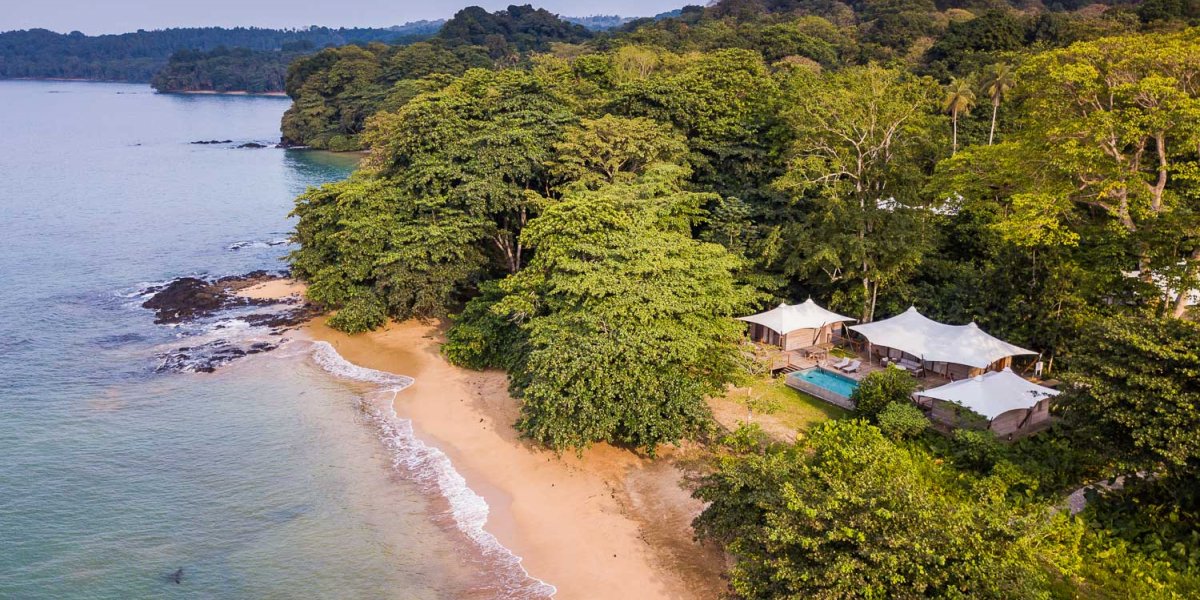 Vista aérea da villa de 3 quartos com piscina no Sundy Praia, com a praia em primeiro plano e a selva ao fundo.