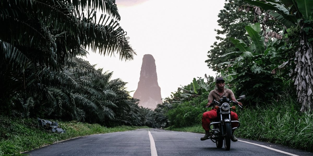 Pico Cão Grande em São Tomé rodeado por vegetação exuberante e névoa