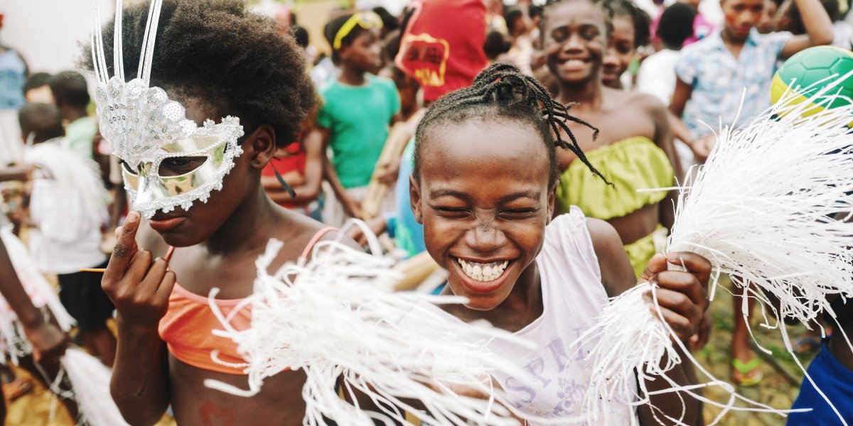 Crianças a celebrar o Carnaval no Príncipe.
