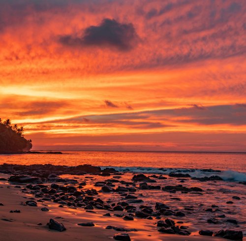Céu da tarde alaranjado ao pôr do sol com vista para a praia e o mar at Sundy Praia