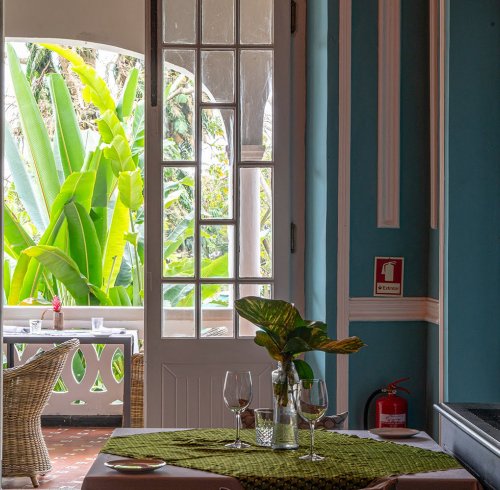 Cômodo encantador na Roça Sundy com vista para o jardim exuberante
