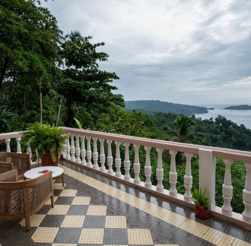 Terraço com balaustrada do Belo Monte sobre a floresta tropical e o oceano na Ilha do Príncipe