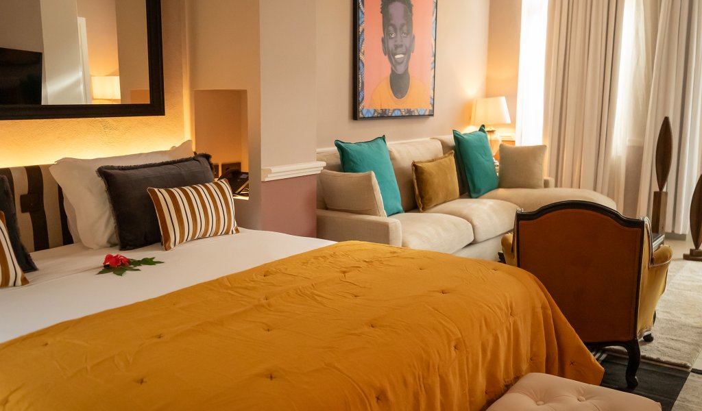 Suite Vista Jardim do Belo Monte com cama de casal, retrato emoldurado e sofá na zona de estar