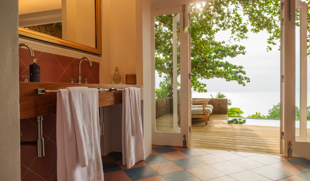 Casa de banho da Suite com Piscina Privativa do Belo Monte com acesso ao deck e vista para o mar