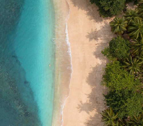 Vista aérea de uma praia isolada na Ilha de São Tomé e Príncipe